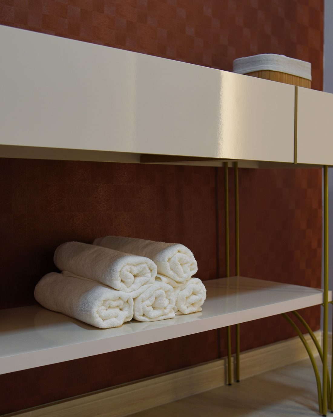 Detalhe do aparador com toalhas